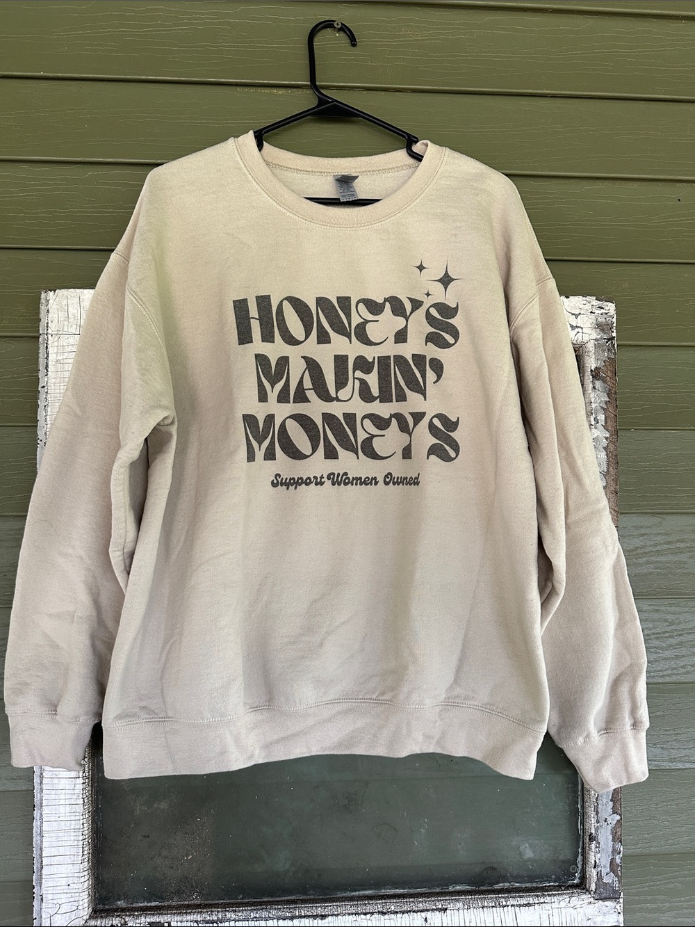 Gildan Cream Crewneck Sweatshirt with Black "Honey's Makin' Money's" Graphic